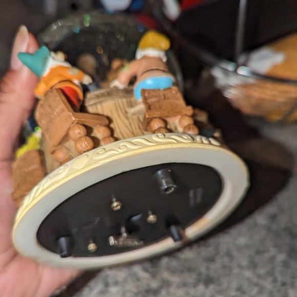 Vintage Snow white glitter globe with music box on bottom - Picture 6 of 8